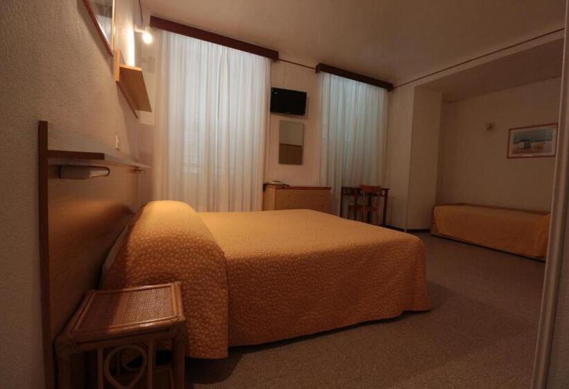 חדר אקונומי לשלושה, Villa Amelia