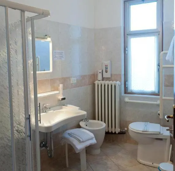 Standardi kolmen hengen huone ulkopuolinen kylpyhuone, Albergo Marsari