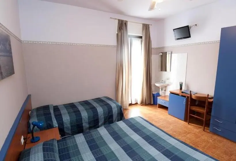 Standardi kolmen hengen huone ulkopuolinen kylpyhuone, Albergo Marsari
