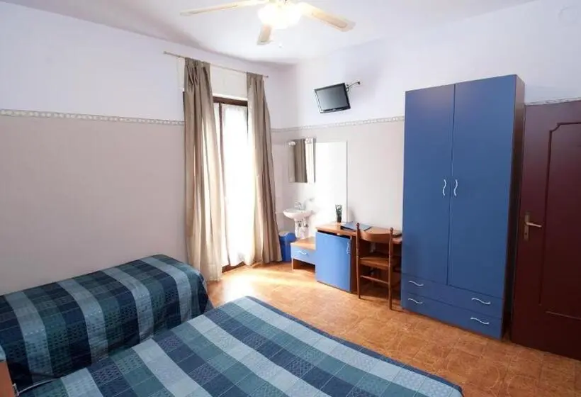 Standardi kolmen hengen huone ulkopuolinen kylpyhuone, Albergo Marsari