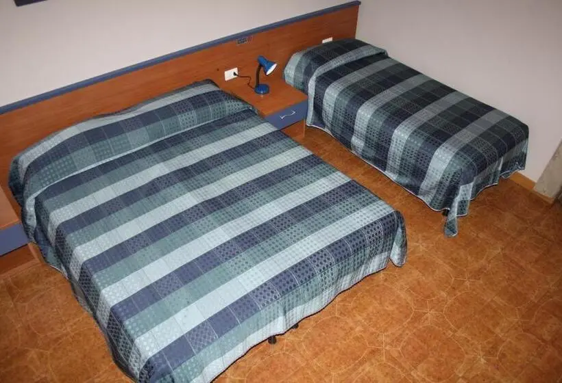 Standardi kolmen hengen huone ulkopuolinen kylpyhuone, Albergo Marsari