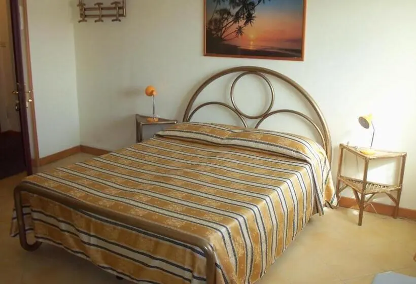 Standard Neljän Hengen Huone, Albergo Marsari