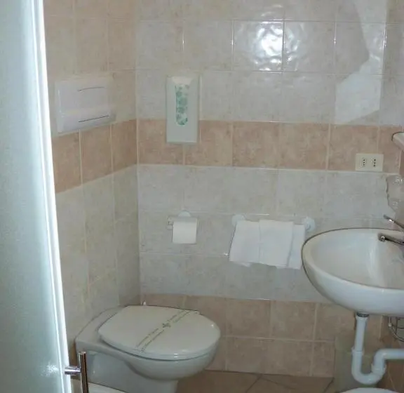 Standard Neljän Hengen Huone, Albergo Marsari