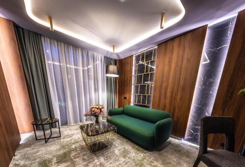 جناح إدارى, Apeiro City Avant Garde