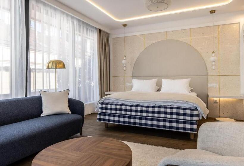 جناح ديلوكس, Apeiro City Avant Garde