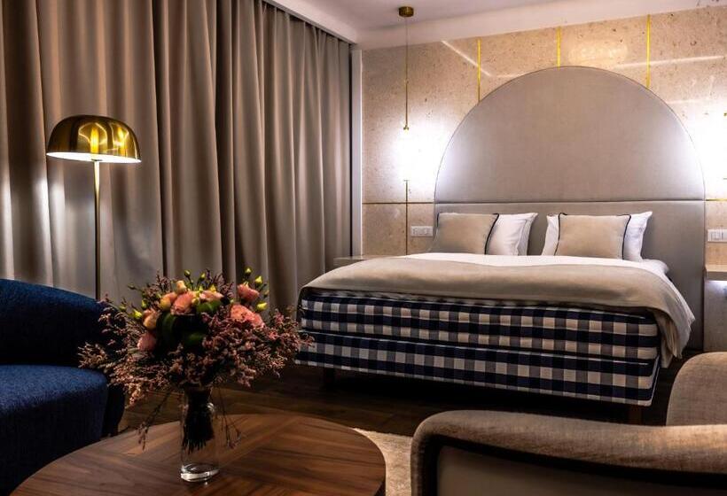 جناح ديلوكس, Apeiro City Avant Garde