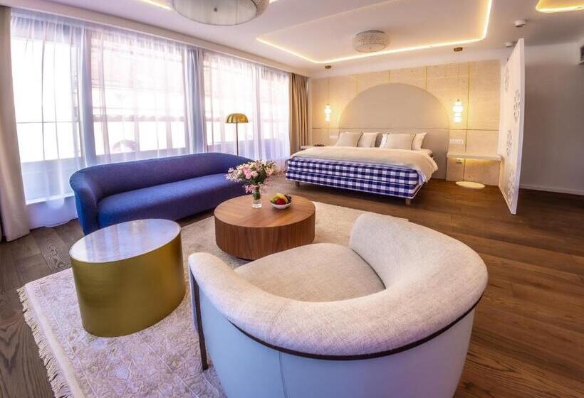 جناح ديلوكس, Apeiro City Avant Garde