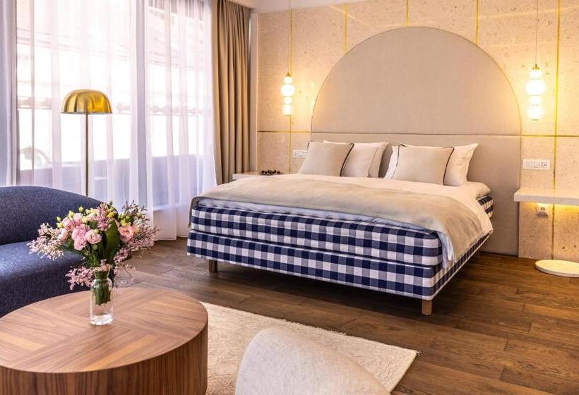 جناح ديلوكس, Apeiro City Avant Garde