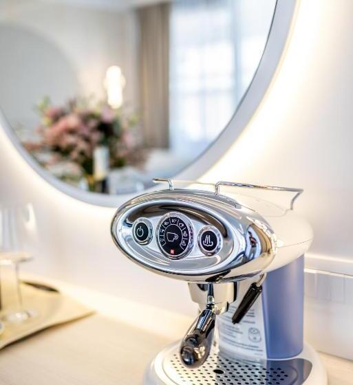 جناح ديلوكس, Apeiro City Avant Garde