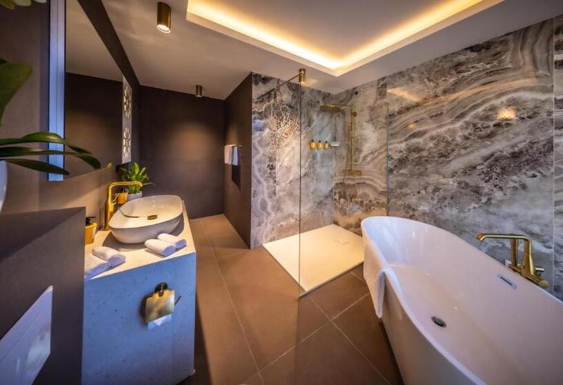 جناح ديلوكس, Apeiro City Avant Garde