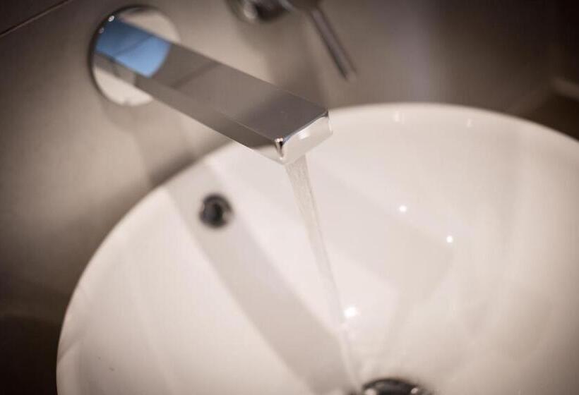 غرفة عائلية, Steventon House