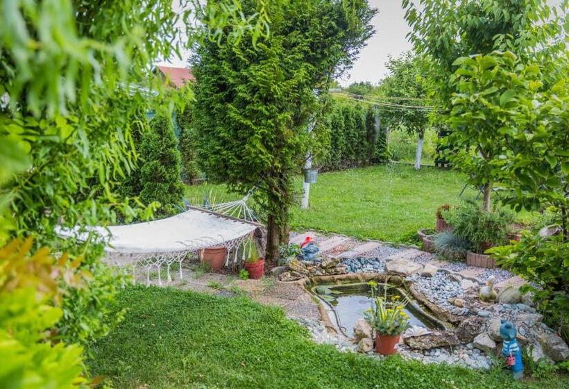 اتاق لوکس با چشم‌انداز, B&b Tara Garden