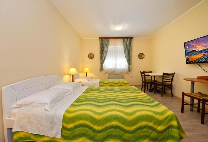 غرفة كلاسيكية ثلاثية, Bed And Breakfast Julia