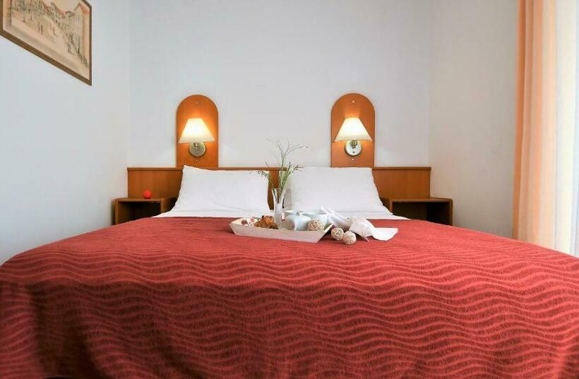 غرفة عائلية, Alkar