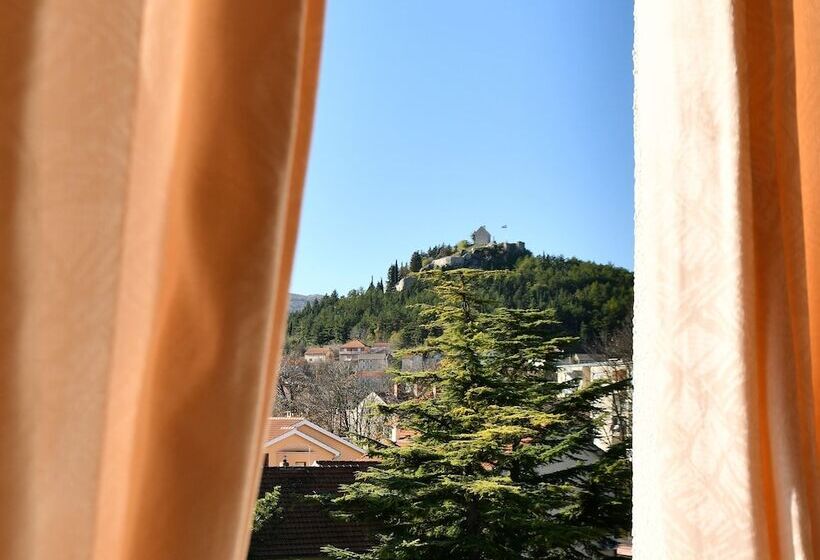 غرفة قياسية مطلة على المتنزه, Alkar