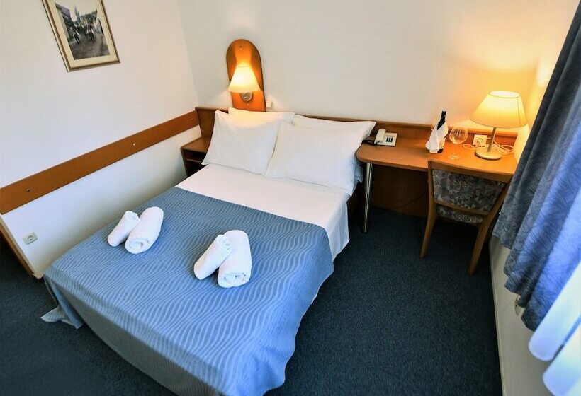 غرفة قياسية مطلة على المتنزه, Alkar