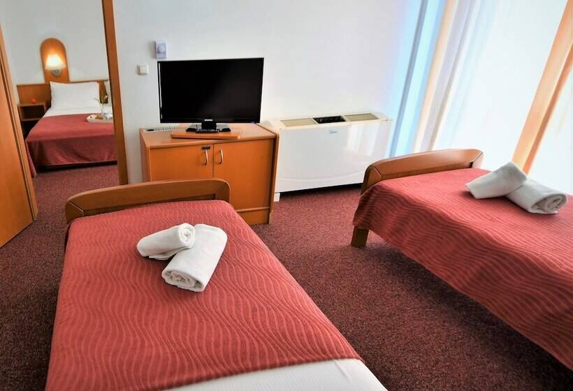 غرفة عائلية, Alkar