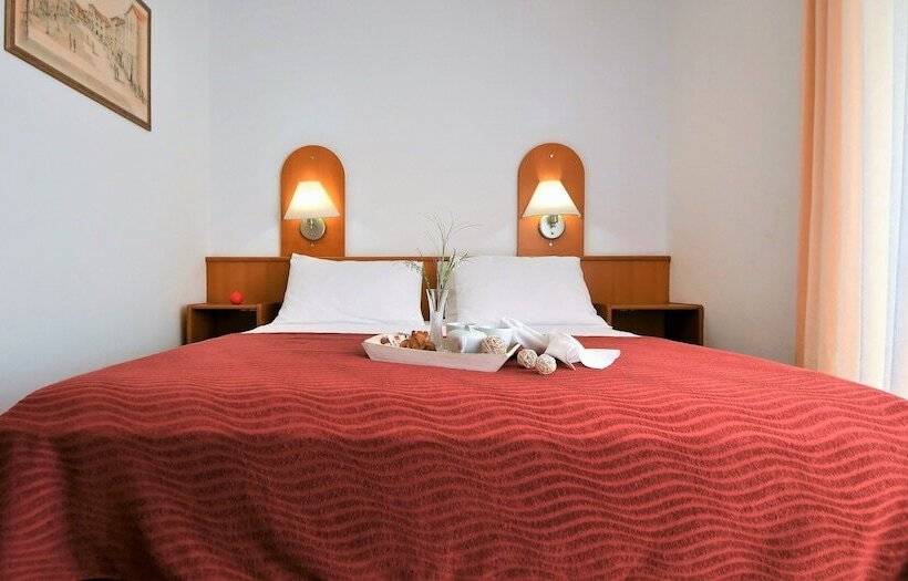 غرفة عائلية, Alkar