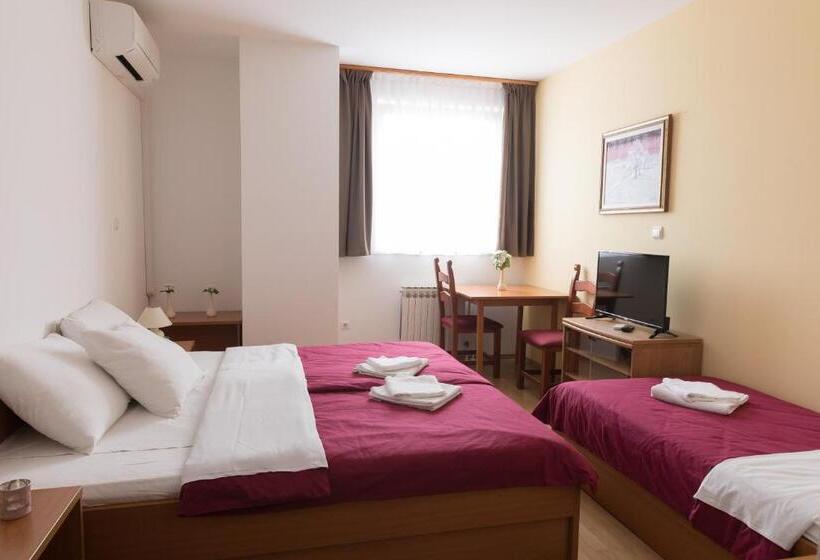 标准三人间, Klek