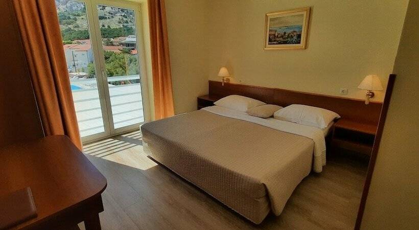 غرفة ديلوكس عائلية, Dobrovit