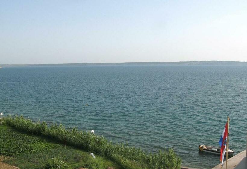 غرفة قياسية, Vila 4m