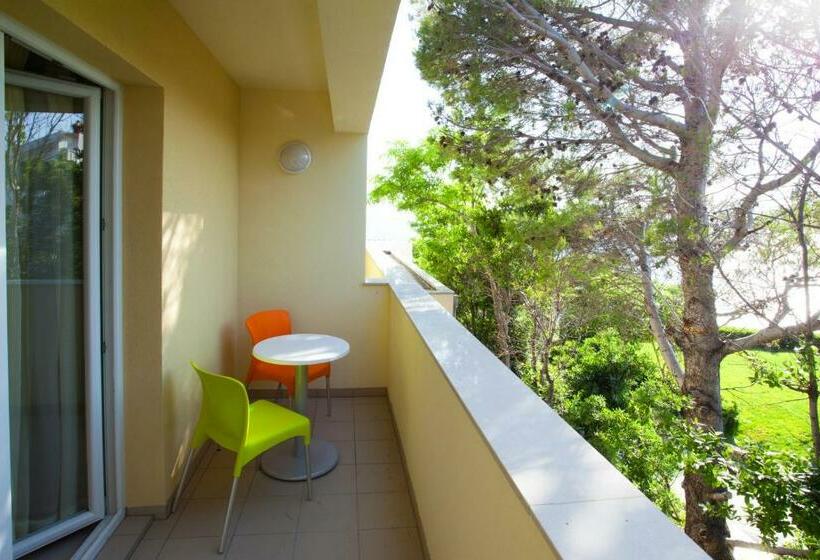 غرفة قياسية, Vila 4m