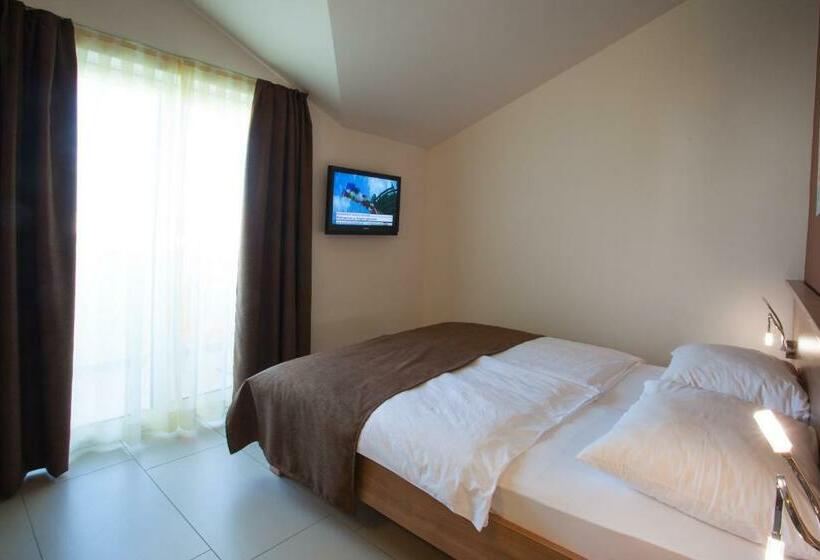 غرفة قياسية, Vila 4m