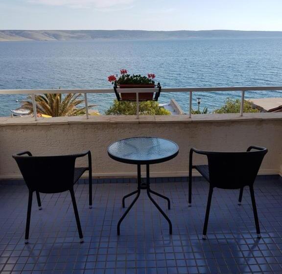 Четырехместный Номер Стандарт с Балконом, Bed And Breakfast Miramar