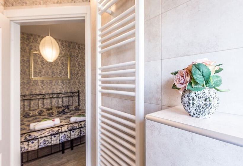 اتاق استاندارد سه نفره, Central City Rooms