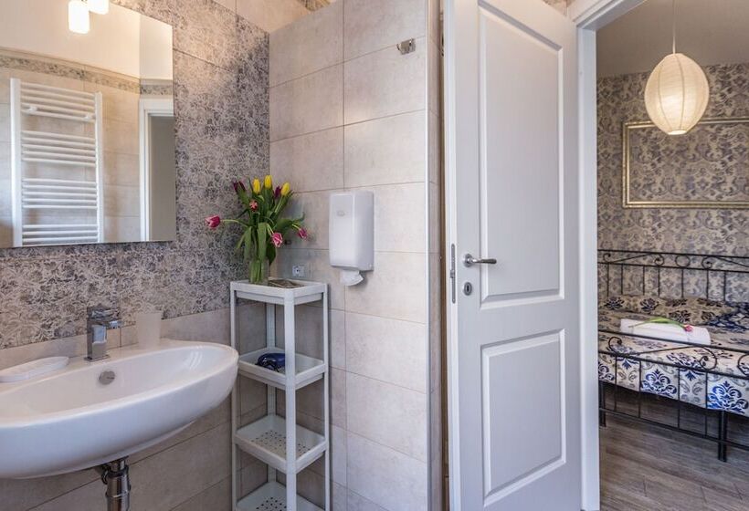 اتاق استاندارد سه نفره, Central City Rooms