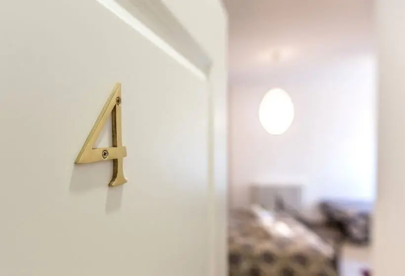اتاق استاندارد سه نفره, Central City Rooms