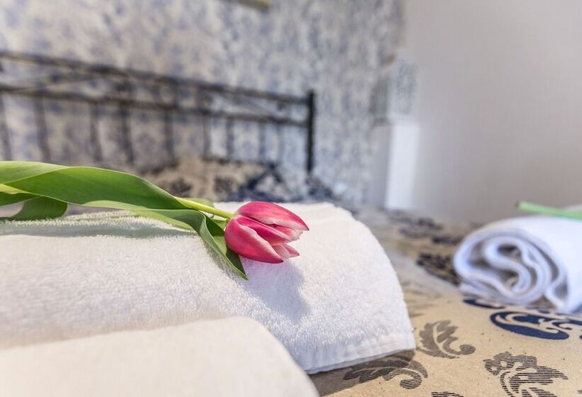 اتاق استاندارد سه نفره, Central City Rooms