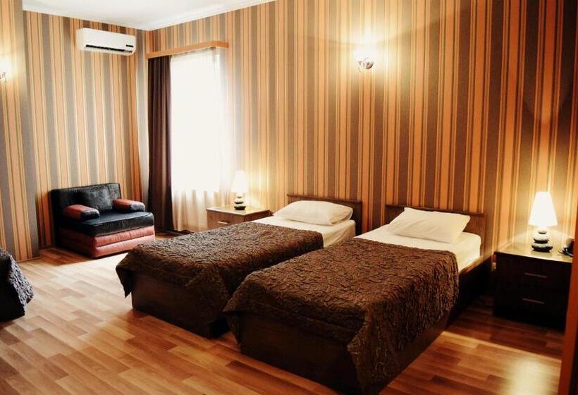 اتاق استاندارد سه نفره, Darchi