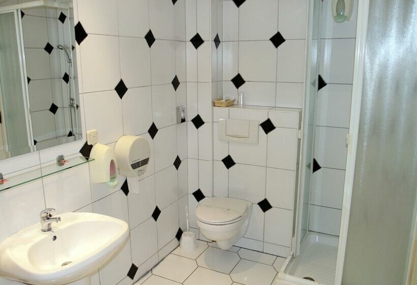 基本三人间, Kralj Tomislav