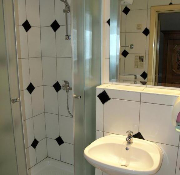 标准单人间, Kralj Tomislav