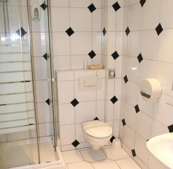 基本三人间, Kralj Tomislav