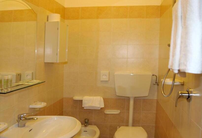 Family Room, Levante