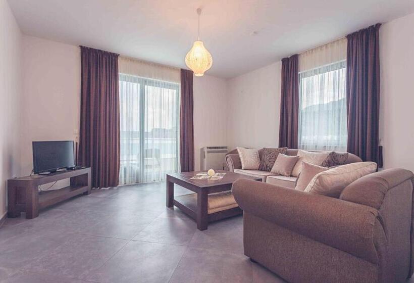 آپارتمان 1 خوابه, Love Live