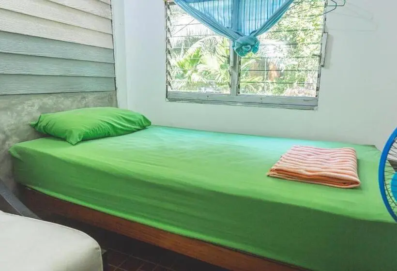 ルームシェアのワンベッド, Tuk Tuk Guesthouse