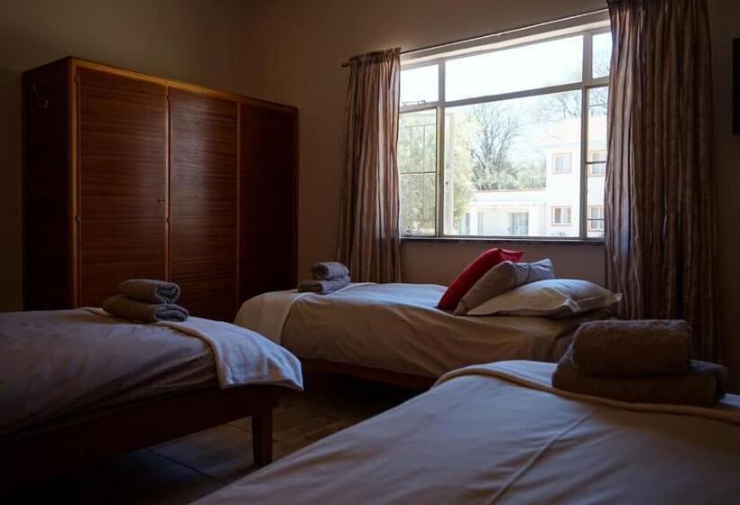 اتاق ساده سه‌ نفره, Omaruru Guesthouse