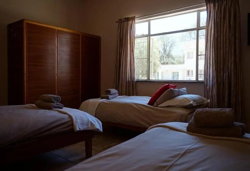 اتاق ساده سه‌ نفره, Omaruru Guesthouse