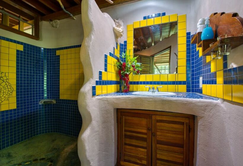 کابین, Omega Tours Eco Jungle Lodge