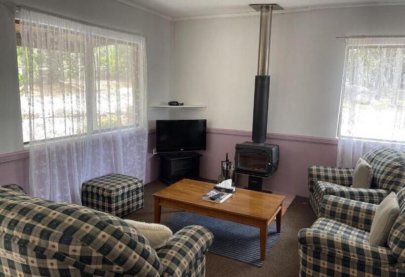 Семейное Бунгало, Murray Gardens Motel