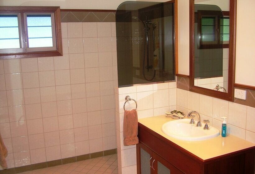 スーペリアの4人部屋, The Summit Bed & Breakfast