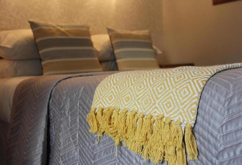 اتاق خانوادگی با چشمانداز باغ, Grey Gables Farmhouse B&b