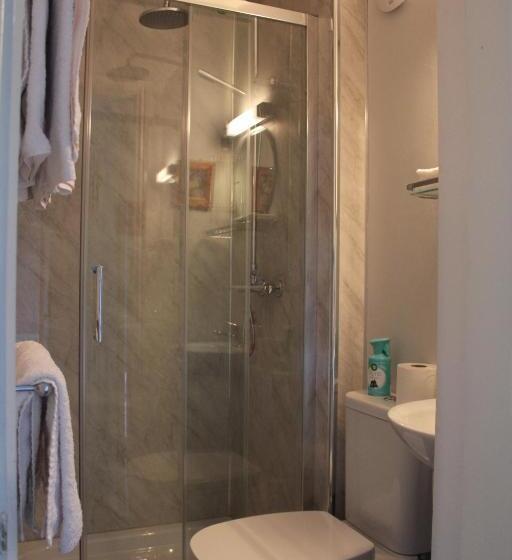 اتاق خانوادگی با چشمانداز باغ, Grey Gables Farmhouse B&b