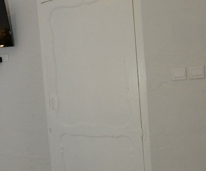 اتاق لوکس, Paulos Valletta