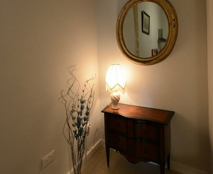 اتاق لوکس, Paulos Valletta