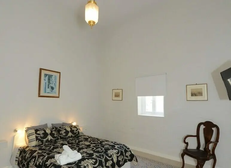 اتاق لوکس, Paulos Valletta