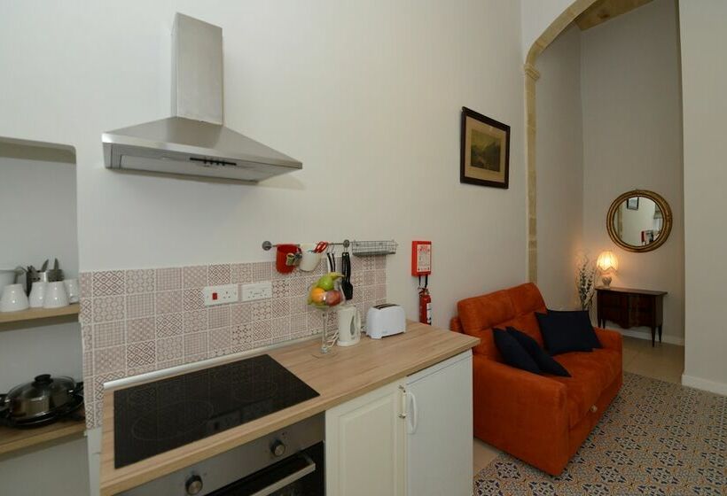 اتاق لوکس, Paulos Valletta